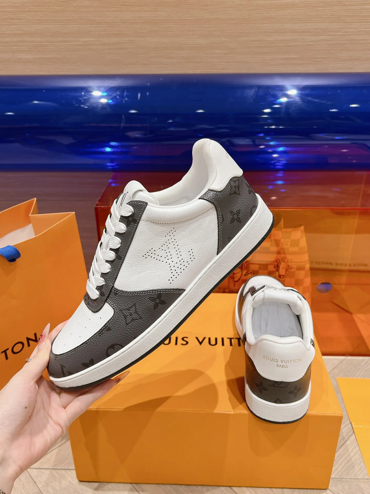 👟👟Ex-factory price 680👟👟 LV new white shoes men's letter series letter color matching pure cowhide 3D printed breathable holes men's casual business travel shoes👟full of comfort Size number: 39-45